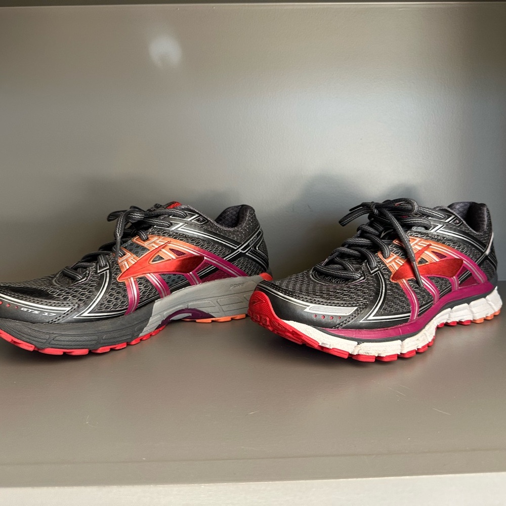 Brooks Woman Black and Pink Running Shoes GTS 17. SIZE 9